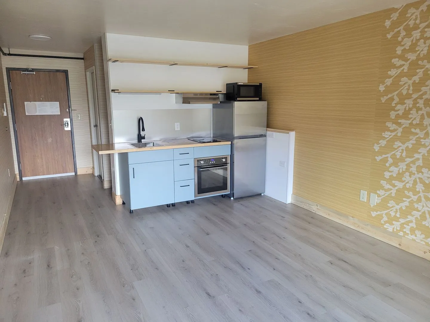 Studio Apartment with Deck - Modern Comfort, Mountain Close! Utilities & Internet Included. 
